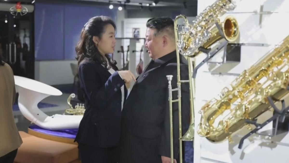 金主愛「戳胸」金正恩親暱畫面曝光　專家揭背後用意：接班布局