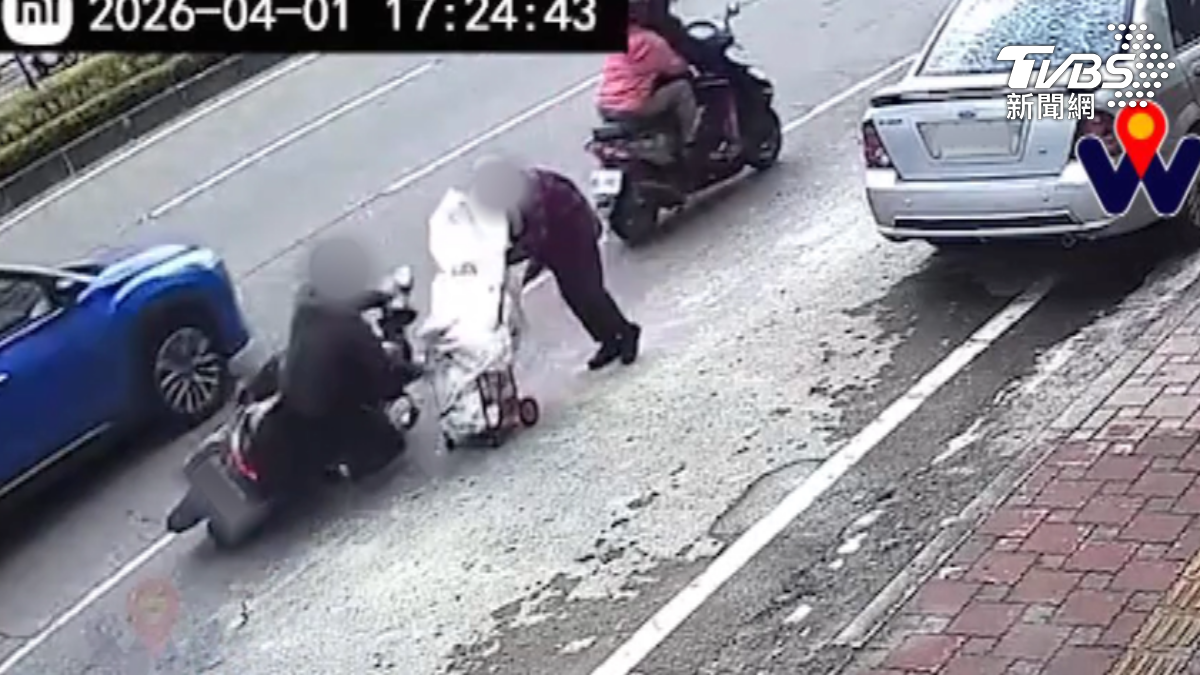 8旬阿嬤逆向「走慢車道」！　騎士閃不過　2人慘摔