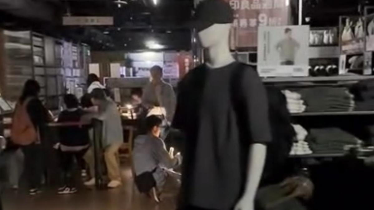 快訊／新光三越南西館突停電！民眾摸黑逛街   緊急搶修中