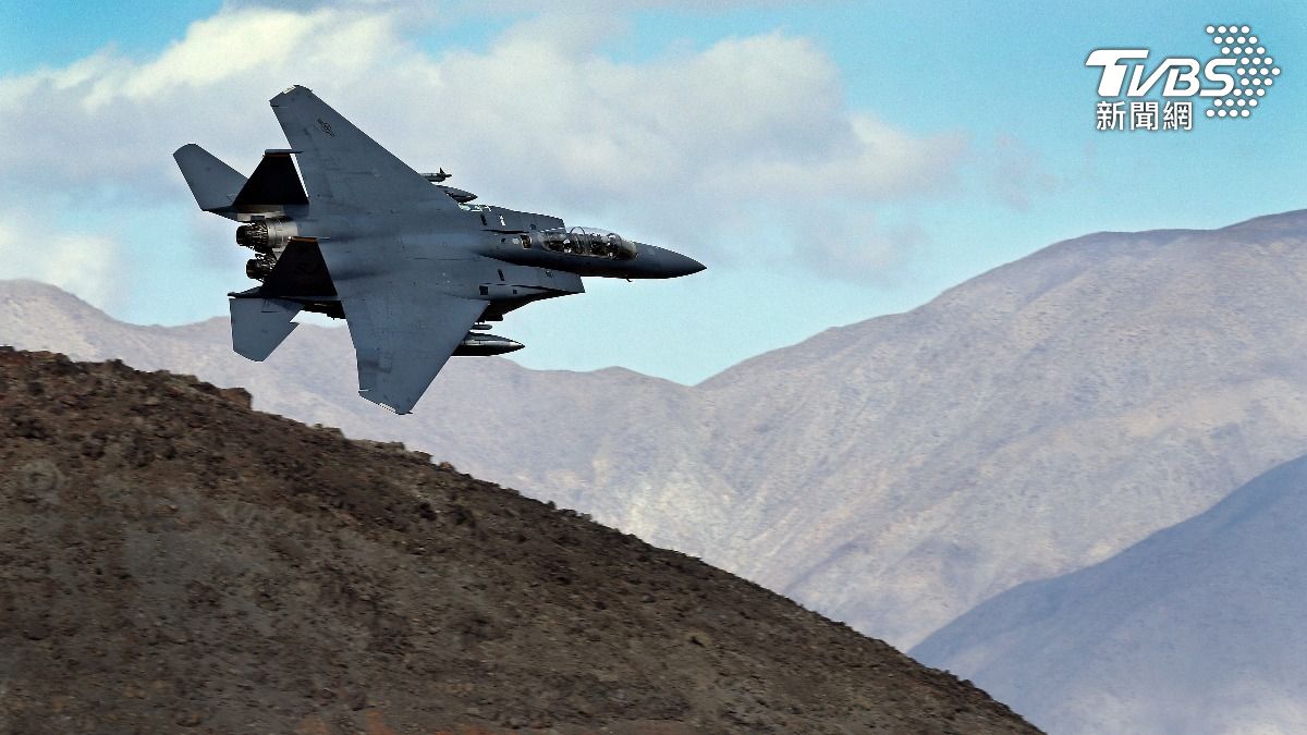 美F-15E被擊落伊朗鼓勵民眾朝軍機開槍　開價190萬懸賞失蹤飛行員