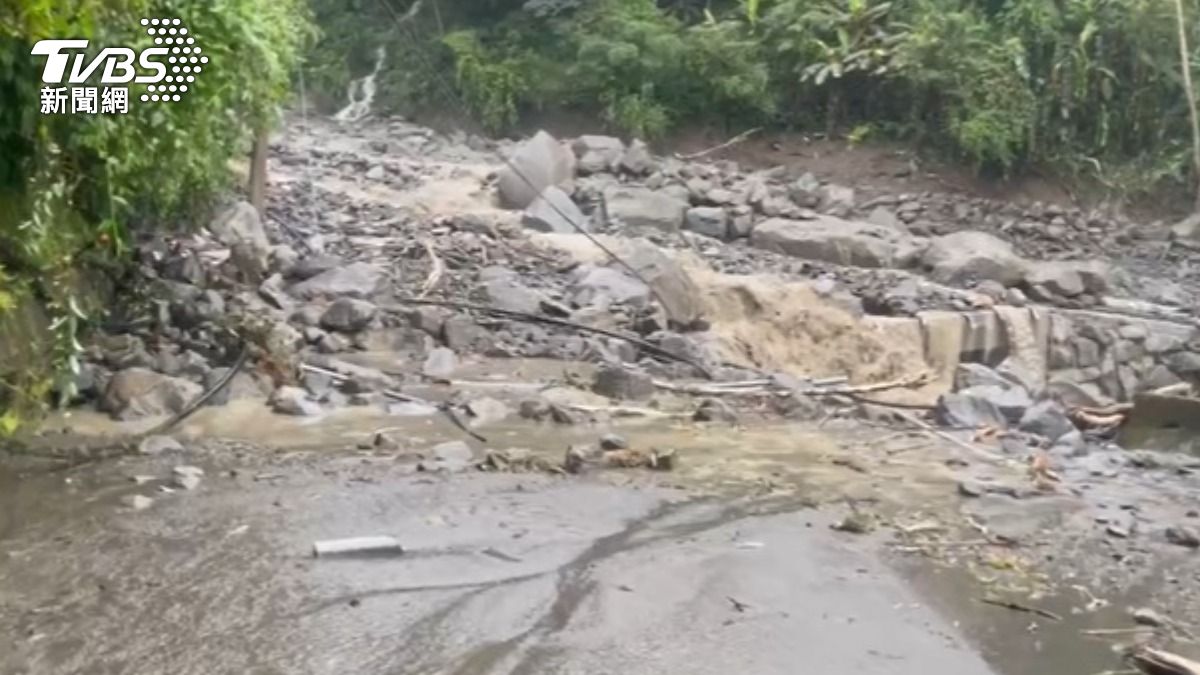 影音／鋒面「雷雨胞」狂炸新竹！五峰鄉巨石封路　多處坍方積水