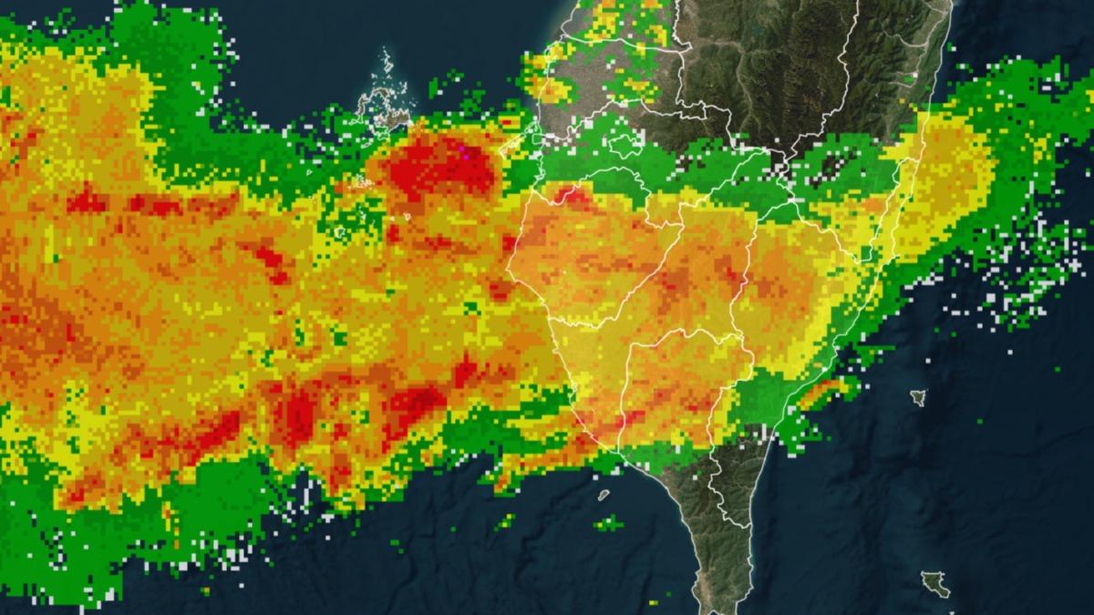 旺盛對流排隊進攻ing 嘉義以南持續性大雨閃電打雷到明晨