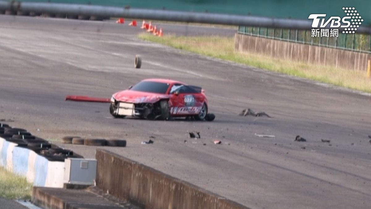 大鵬灣「直線加速賽」震撼! 0-300公尺加速突失控撞牆