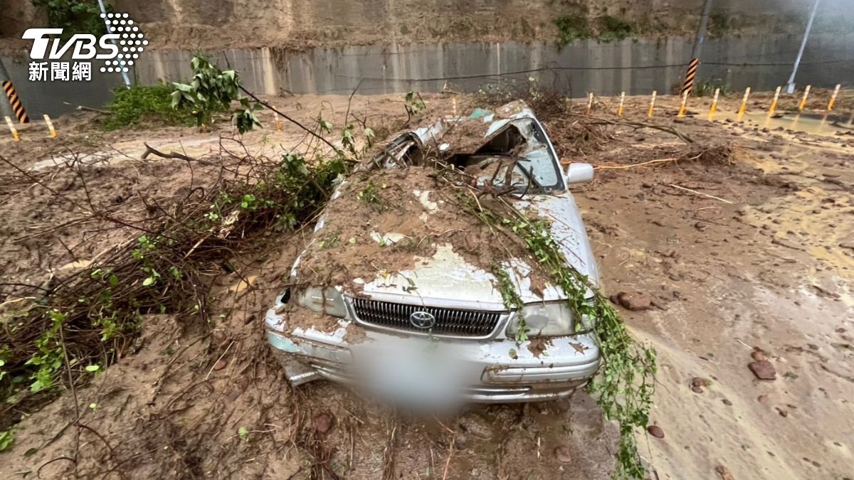 土石崩落驚險畫面!苗栗轎車被「活埋」 駕駛骨裂送醫