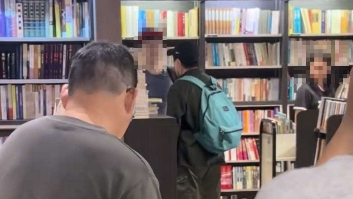 影音／台大旁二手書店爆衝突！男控「被踢鞋」要道歉　2客人互槓