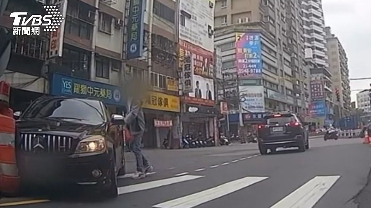 男急買烤鴨忘拉手煞車！黑色轎車「無人駕駛」滑入車流撞三角錐