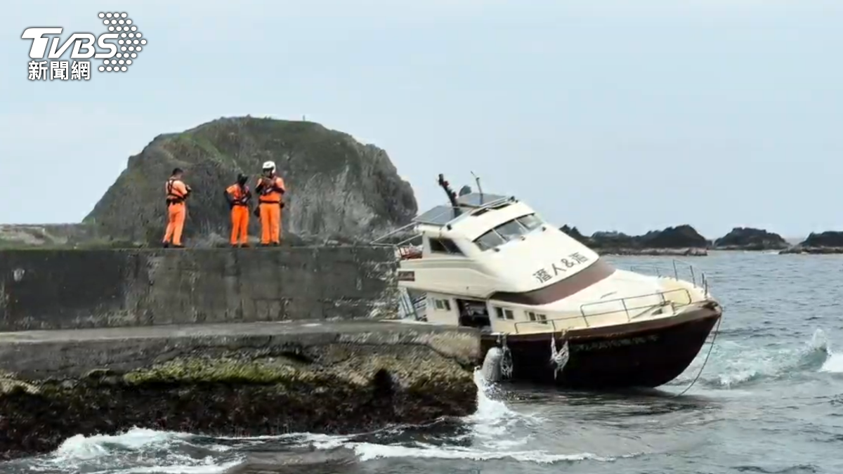 綠島潛水船擱淺!20人跳船游上岸 苦笑「船潛送岸潛」