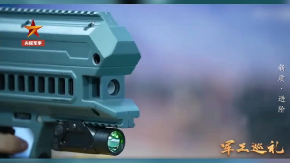 電磁槍實測「無火光+零後座力」!陸記者驚:每分鐘可射2000發