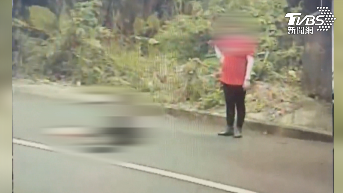 婦人路倒「內臟破裂」身亡!警追查疑遭丈夫「開車輾過」