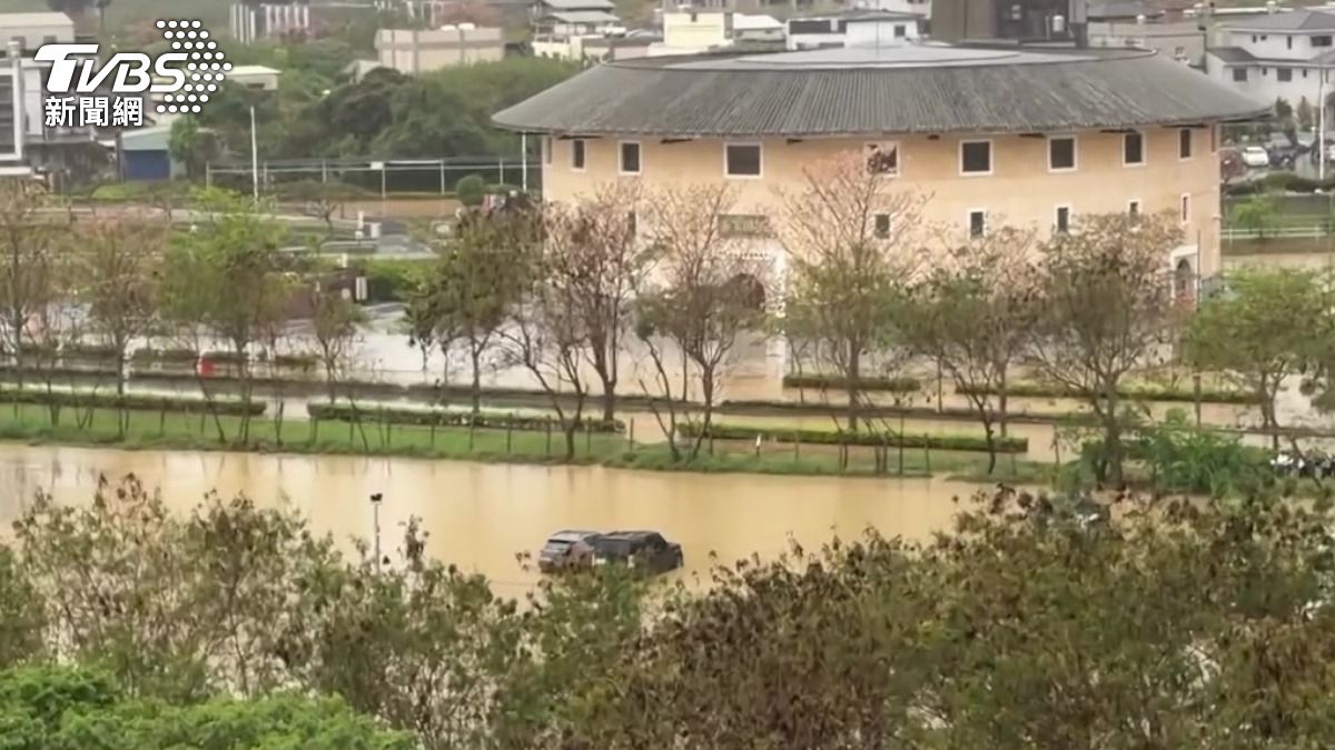 影音／苗栗後龍暴雨襲擊！市場驚見「瀑布奇景」　高鐵站旁停車場慘淹