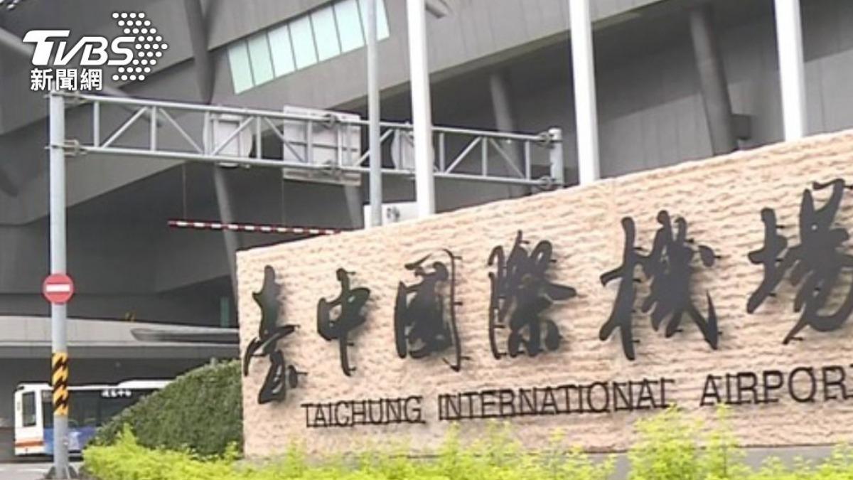 台中機場「暫停地面作業」!雷雨發威猛灌 航班可能延誤
