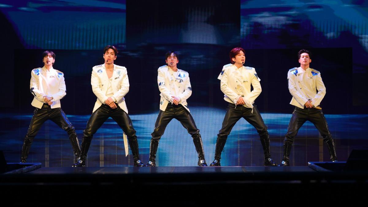 野獸男團MONSTA X隔8年登台！汗濕深V壯胸太辣　鞠躬致歉：久等了