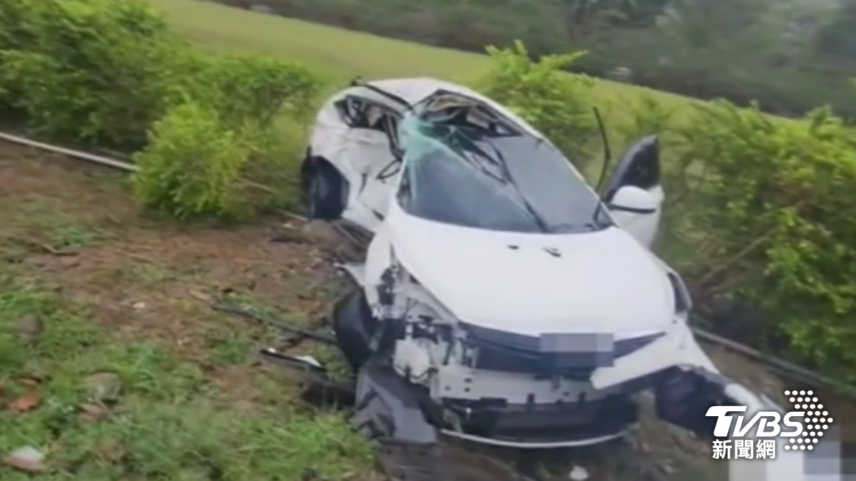 鋒面雨彈狂轟！嘉義休旅車疑打滑對撞「5人傷」車體嚴重變形