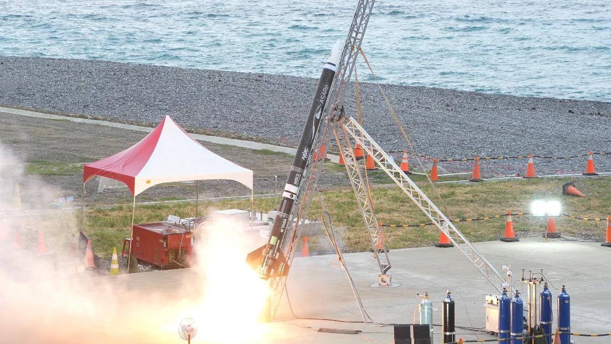 陽明交大火箭升空!師生打造「Asfaloth」26秒飆2.8公里高空