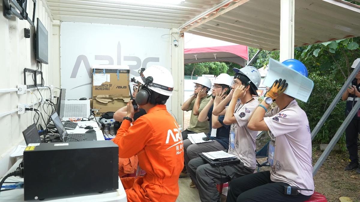 ARRC指揮室內團隊成員全神貫注盯著螢幕監控數據。(照片/國家太空中心提供)