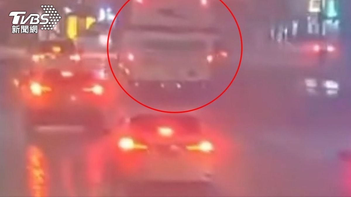 影音/公車司機處理車禍突倒地「一度沒呼吸」 業者:出車前無異狀