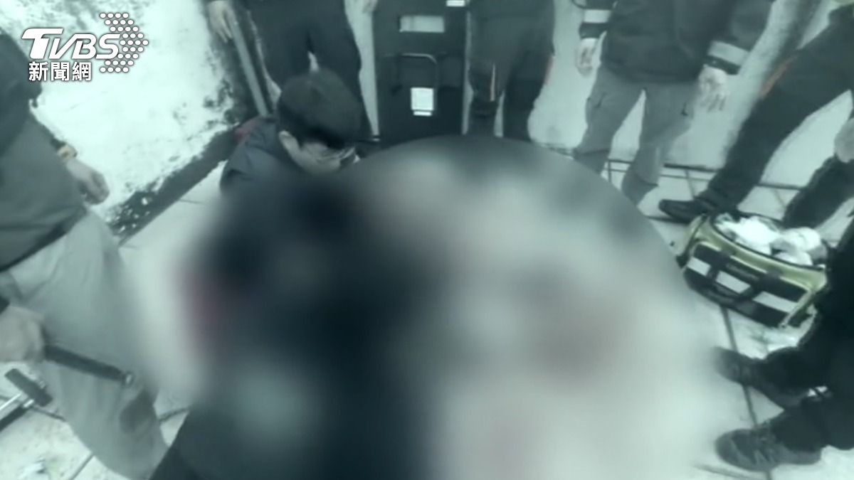 影音/泰男持刀闖民宅!一家三口全傷 副所長圍捕「手縫4針」