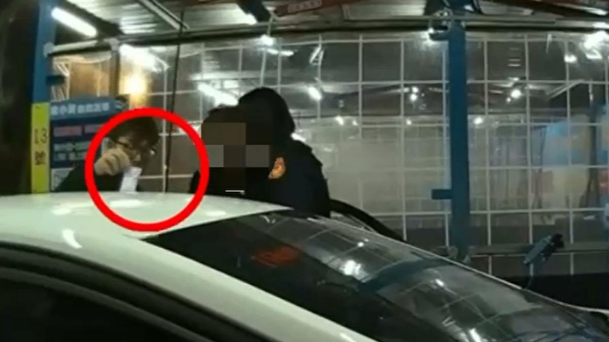 影音/洗車場「車頭朝內不動」惹疑 警一開門搜出喪屍煙彈當場逮人