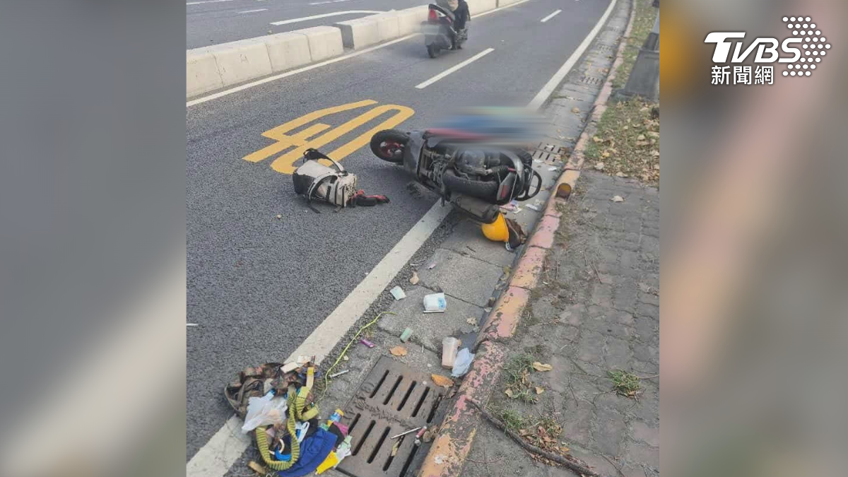 影音/5騎士打滑自摔!1男命危 家屬控「環泥灑水」釀禍卻無作為