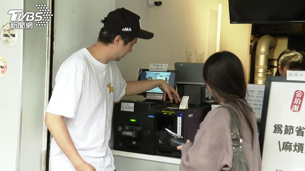 鹹酥雞店引進「自助找零機」!免店員完成結帳 日省2小時工時