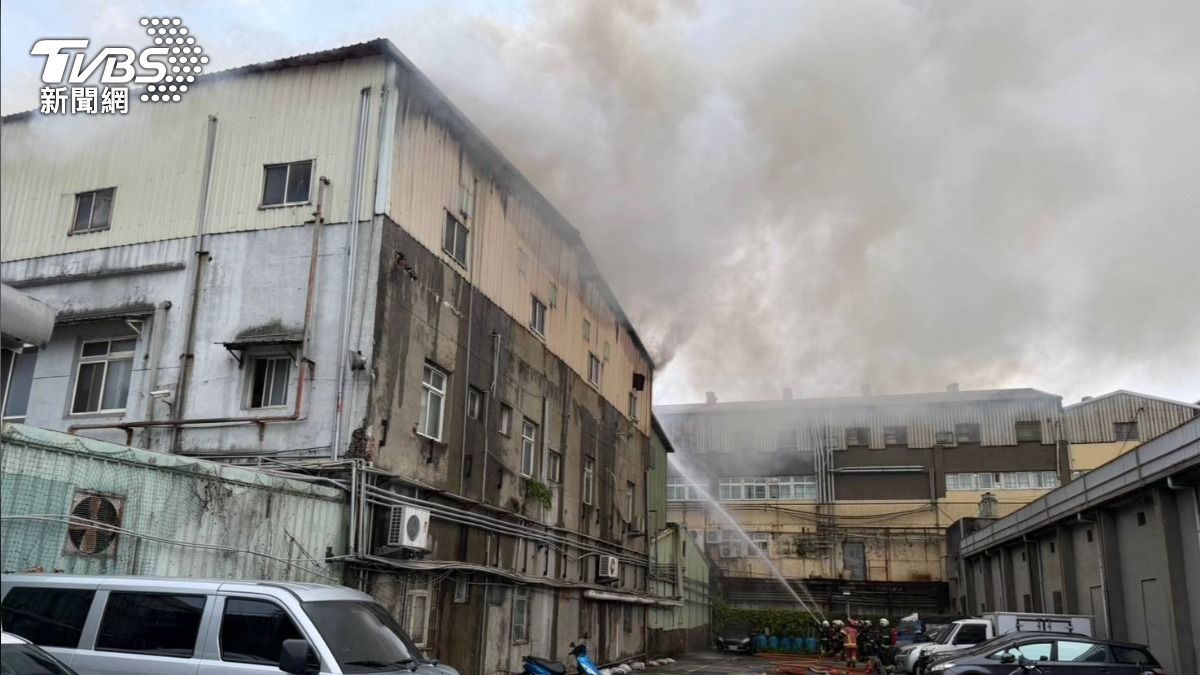 快訊/關好窗、戴口罩!新莊工廠竄火舌 內存大量「化骨水」