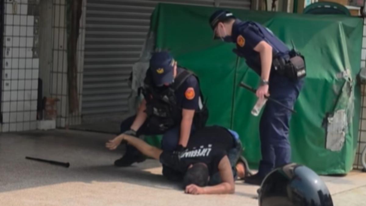 醉男持刀當街亂晃!民眾見狀嚇壞 警棍一揮秒打掉