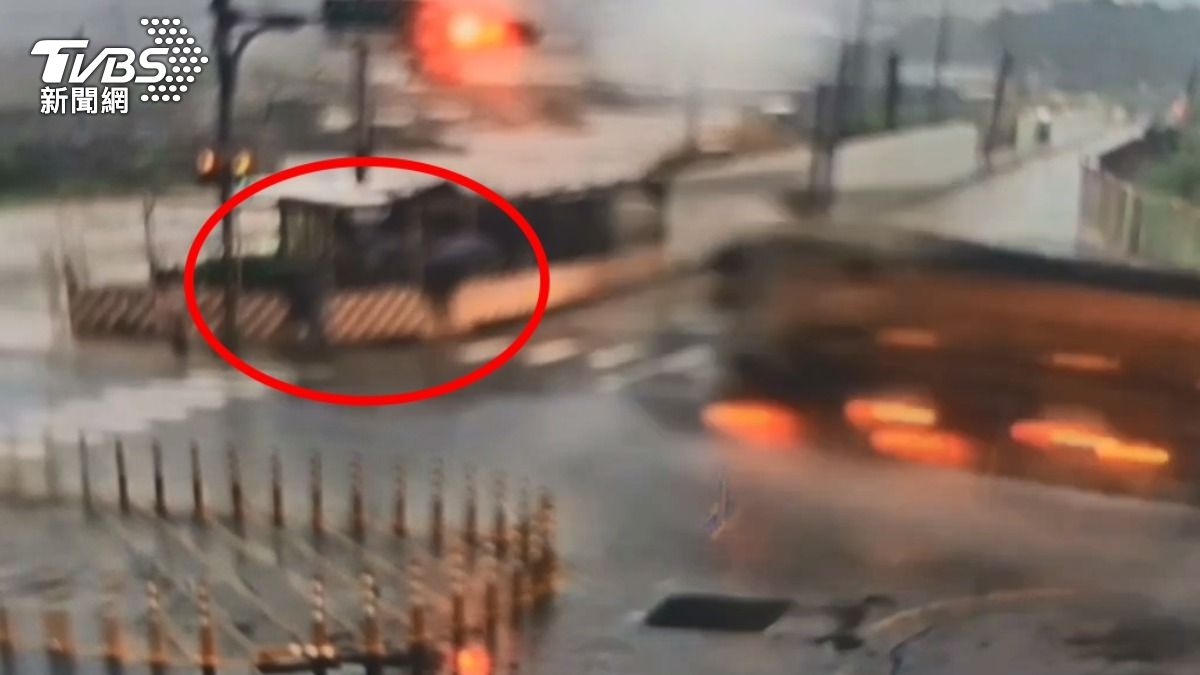有片/新北泰山車禍1死1傷!砂石車「折甘蔗」驚悚猛撞影像曝