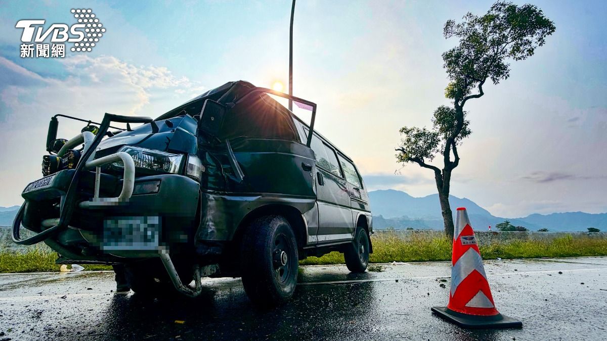 台九線驚悚自撞!廂型車攔腰撞樹車頭扁 他噴飛重傷