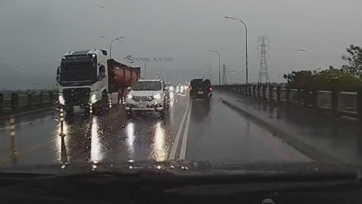 三星葫蘆堵橋恐怖逆向!畫面曝光 駕駛急閃避險對撞