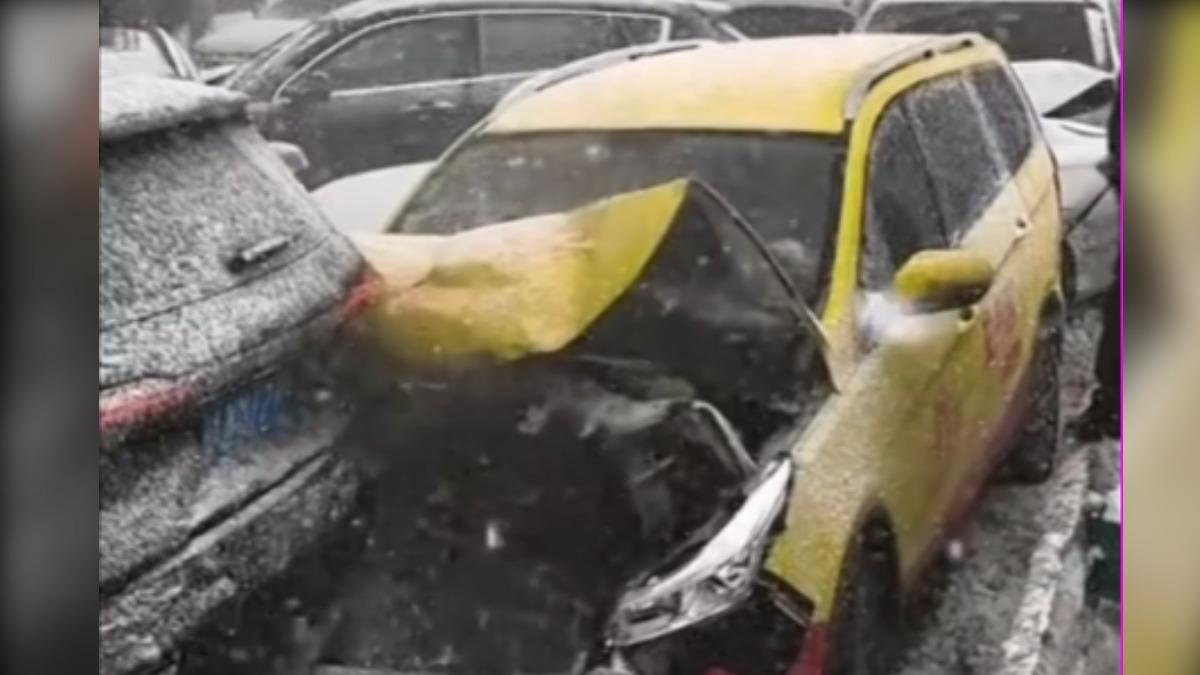 吉林暴雪襲高速公路!數10車連環追撞 救護車也遭殃