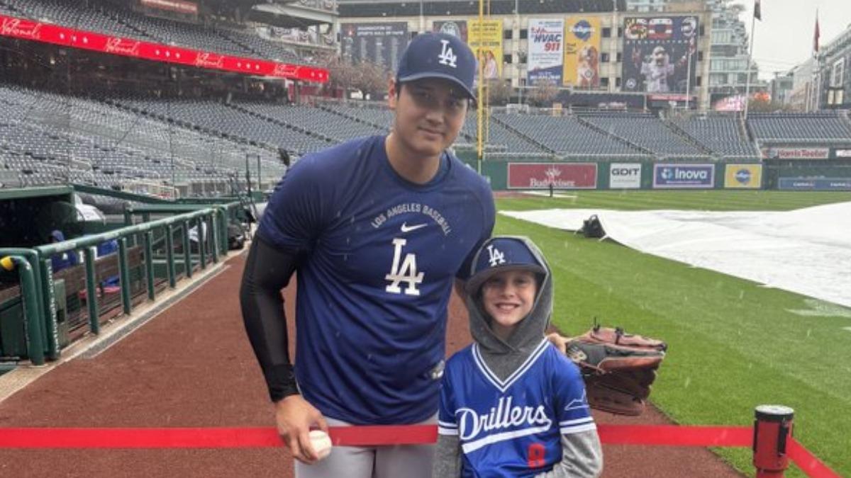 MLB/8歲男童大雨中苦等!大谷翔平「親送練習球+合影」超暖
