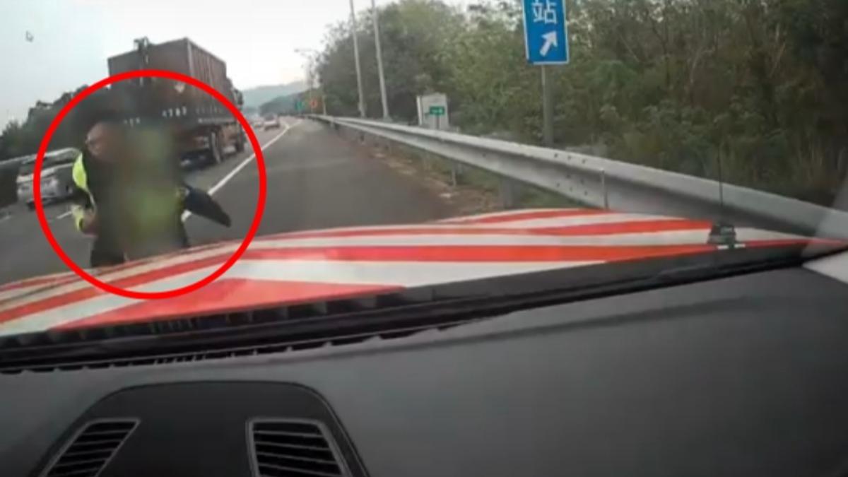 驚險畫面曝!9歲男童闖國道「大貨車迎面開來」警火速抱起