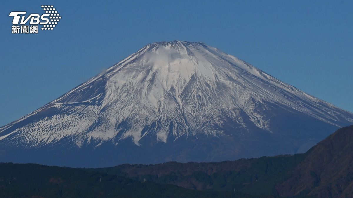 富士山下雪封山還硬闖!波蘭男獨攀爬墜落 「雙腿骨折」撿回一命