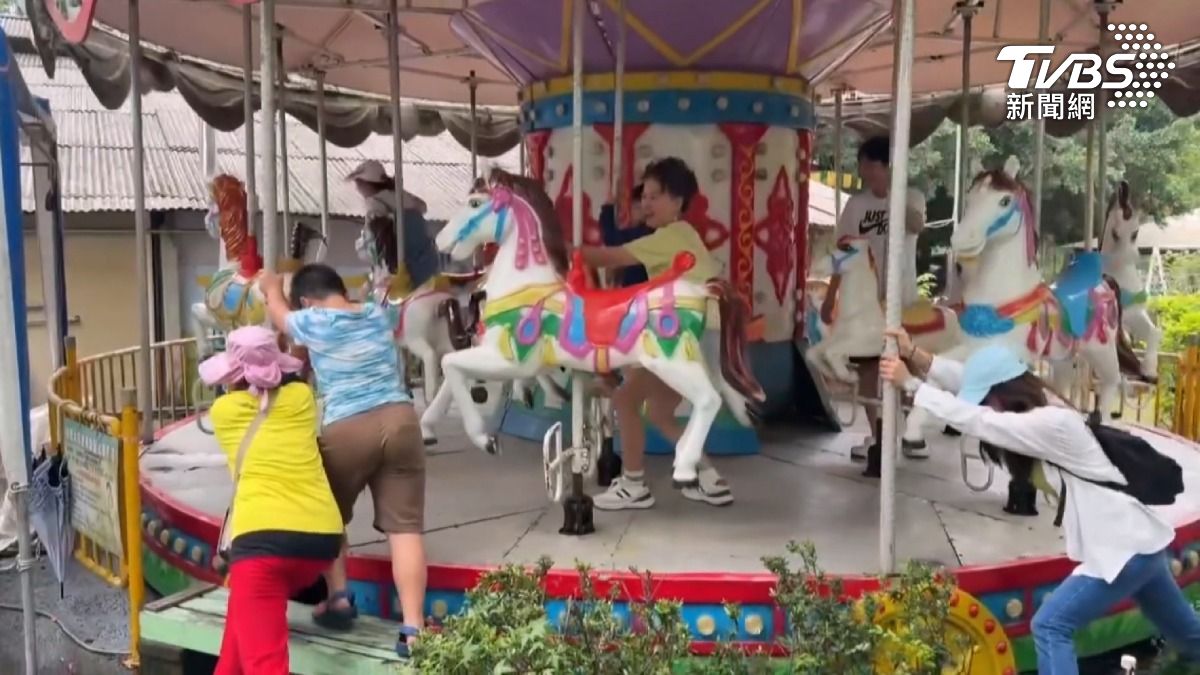 旋轉木馬變「半自動」!玩到一半家長親自「人工推」笑翻