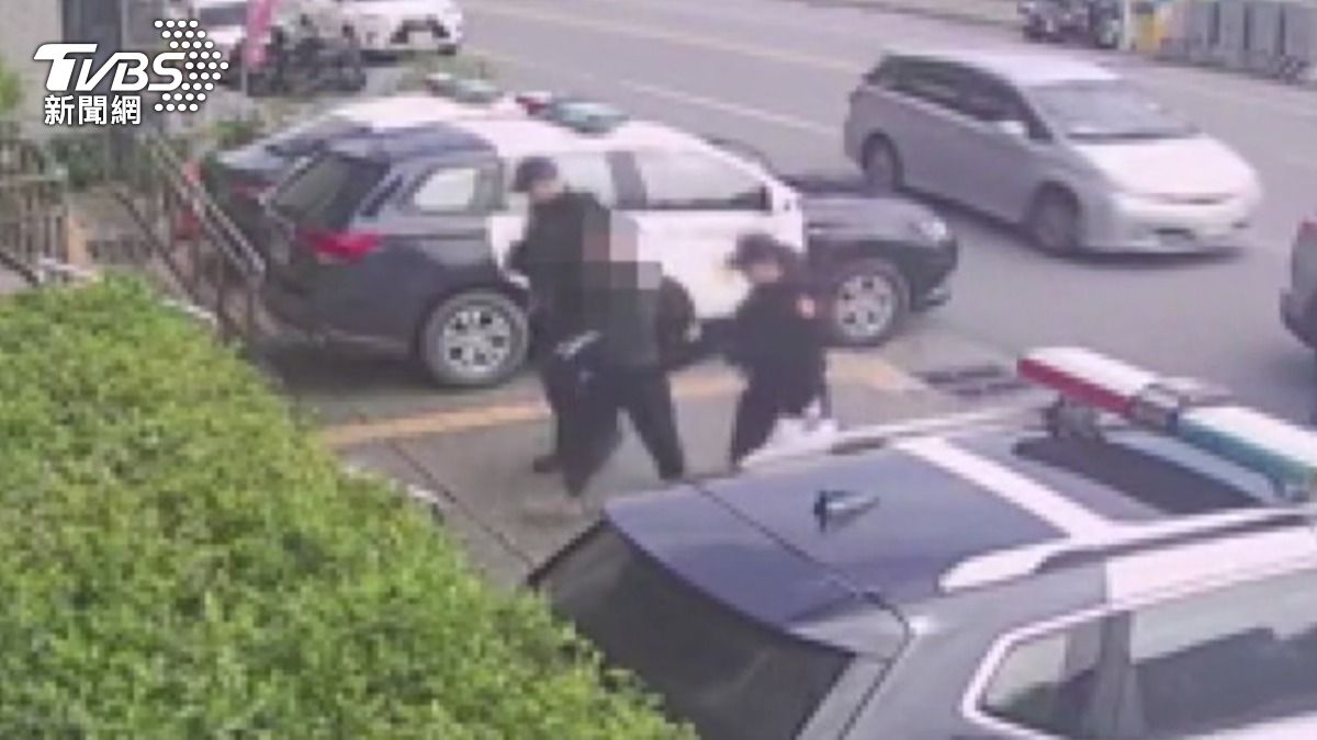 影音/慶生變調!21歲軍人與女友哥互毆 失控砸車遭拘提函送