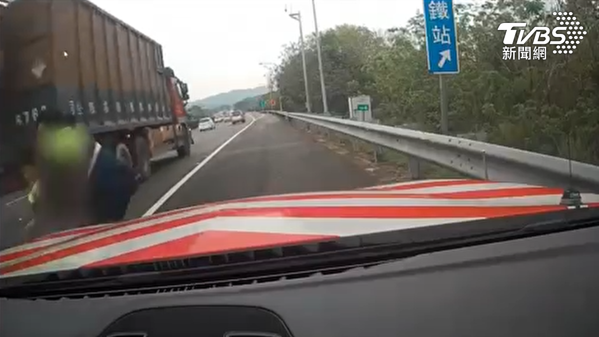 驚險!9歲男童逆向上國道 險被大車撞上 幸員警及時抱起