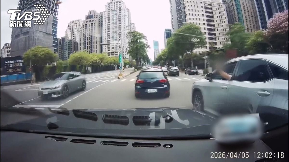 影音/休旅車硬切還伸手比中指!台中駕駛氣炸提告 全程都錄下了