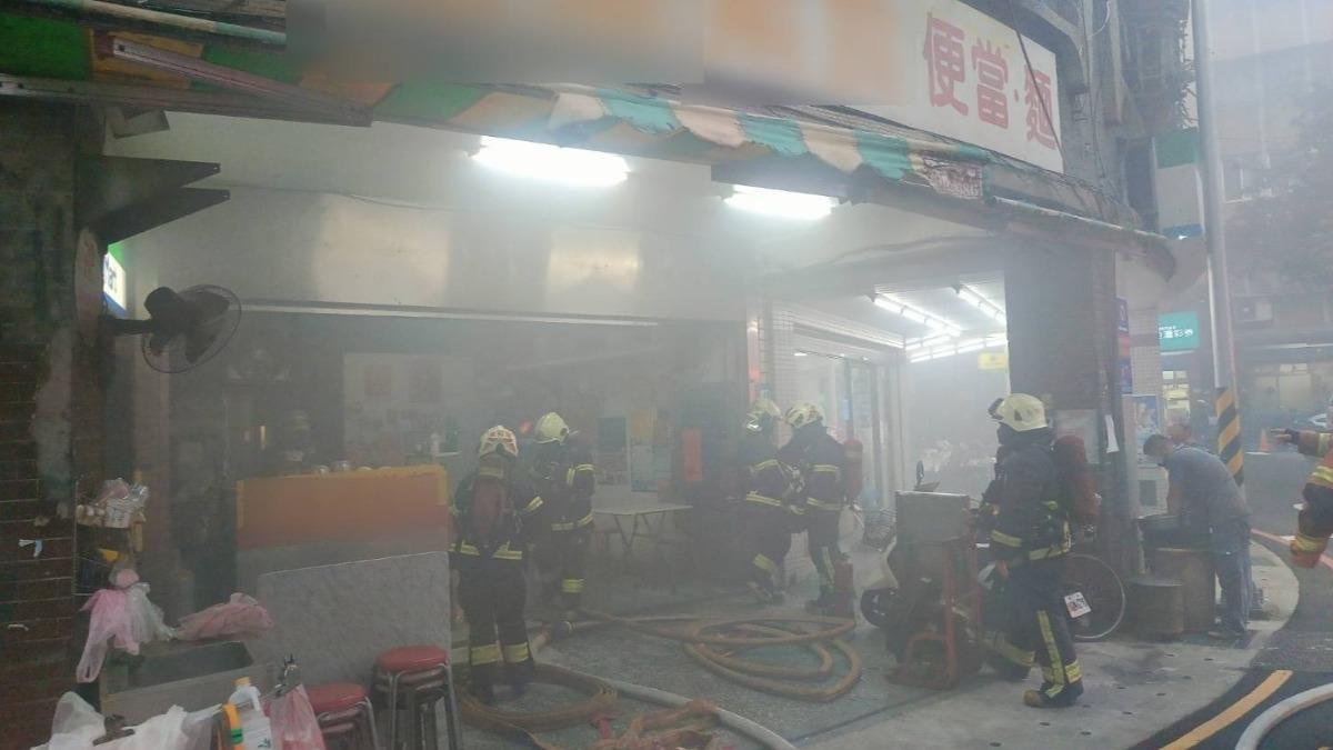快訊/板橋餐廳驚傳火警!廚房爐火失控 業者雙手燙傷送醫