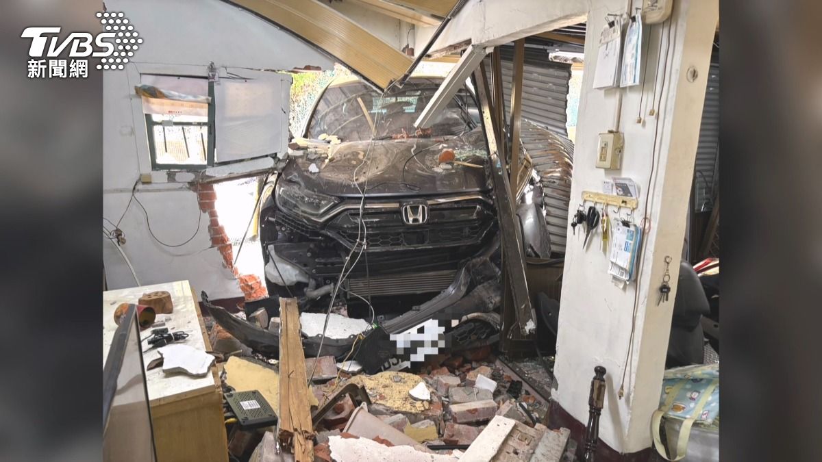 影音/清明返鄉遇劫!70歲女駕駛開車撞民宅 屋主妻驚:差點沒命