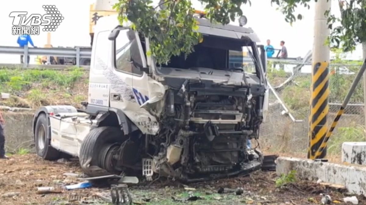 影音/清明連假收尾 國1聯結車爆胎失控「撞斷測速」衝落邊坡