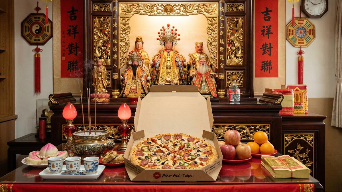 婆婆清明節突喊「買披薩回來拜」全家傻眼 兒讚高招:驚世公婆