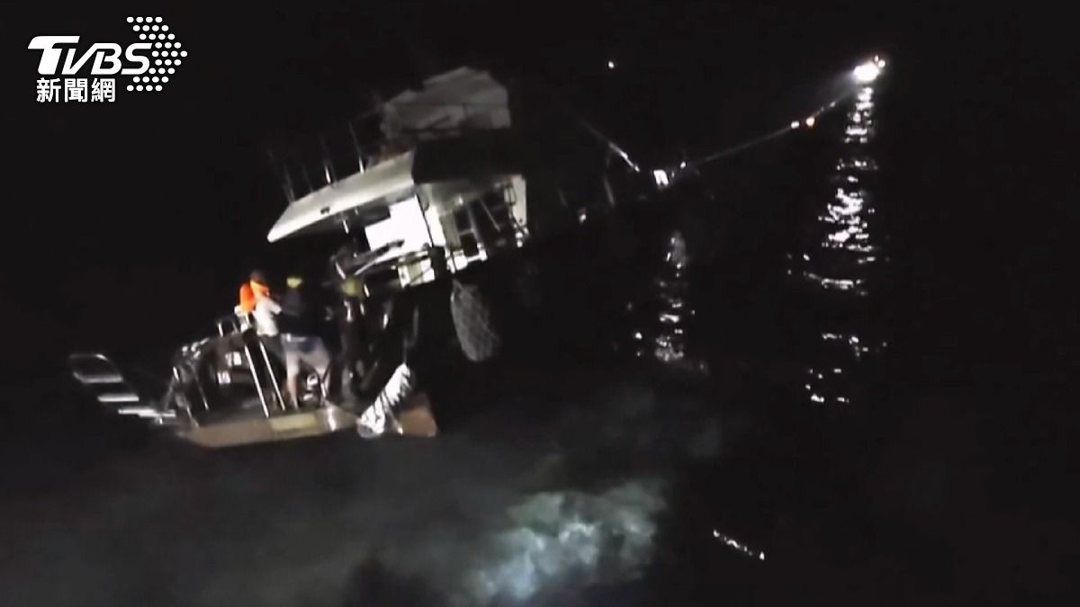 潛水船擱淺24潛客跳海! 船隻拖回途中 船體斷裂沉沒