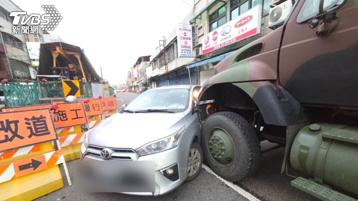變換車道未注意 民車被軍車撞推180度大迴轉 駕駛險卡輪下