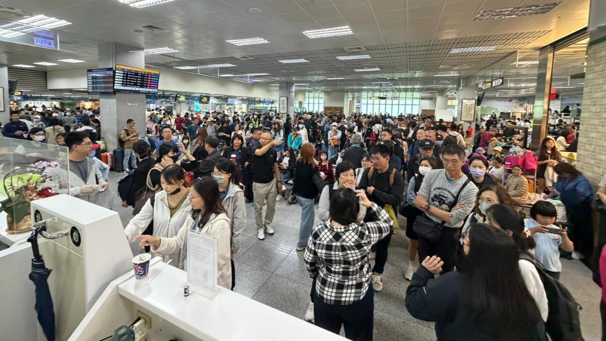 濃霧卡關第二天!上千人擠在金門機場 軍機出動助旅客回家