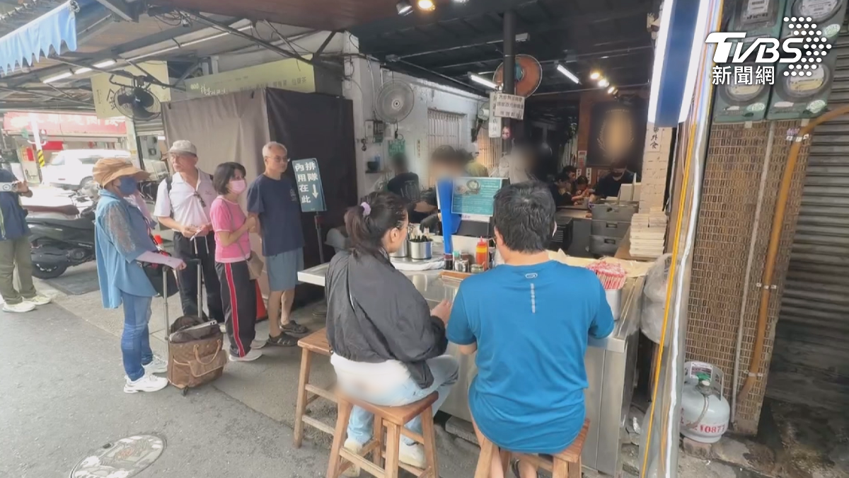 台南富盛號爆食安! 收錢收碗沒洗手?顧客控手還插碗裡不衛生