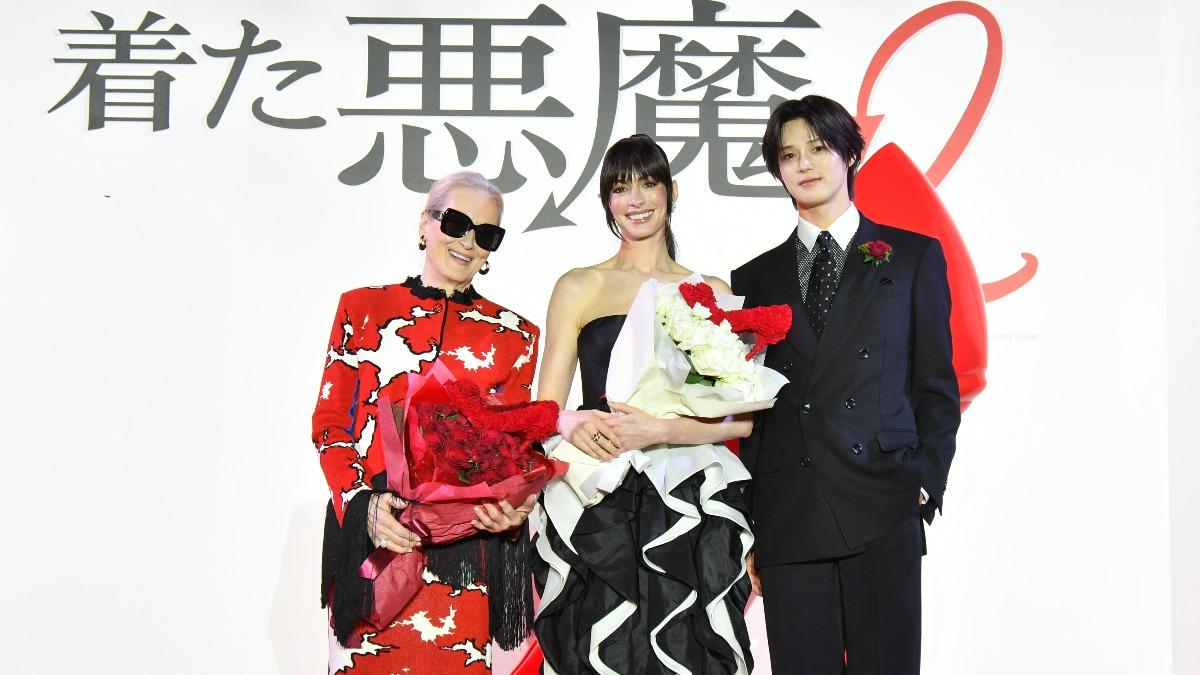  梅莉史翠普（左起）、安海瑟薇以及&team成員K出席《穿著PRADA的惡魔2》東京首映會。（圖／二十世紀影業提供）