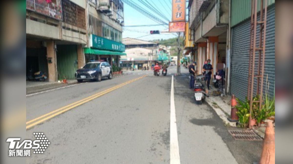 82歲嬤擦撞後「人滑下車仍緊抓把手」 機車失控狂衝撞民宅