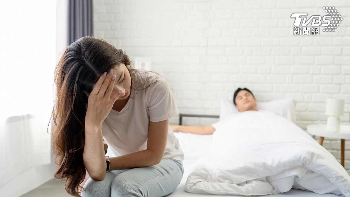 產後求歡遭拒!驚見尪手機全是嫩妹 遭嫌「4字」人妻崩潰