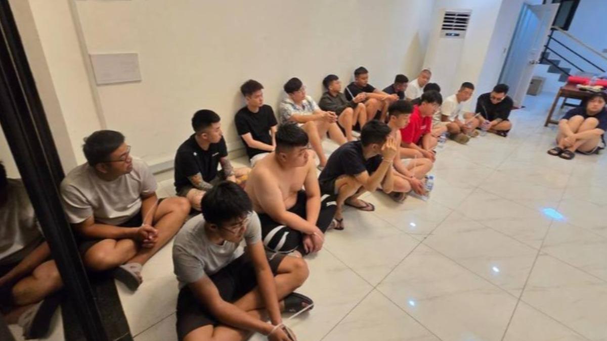 丟臉!柬埔寨破獲電信詐騙集團 23台人遭捕「排排坐」畫面曝