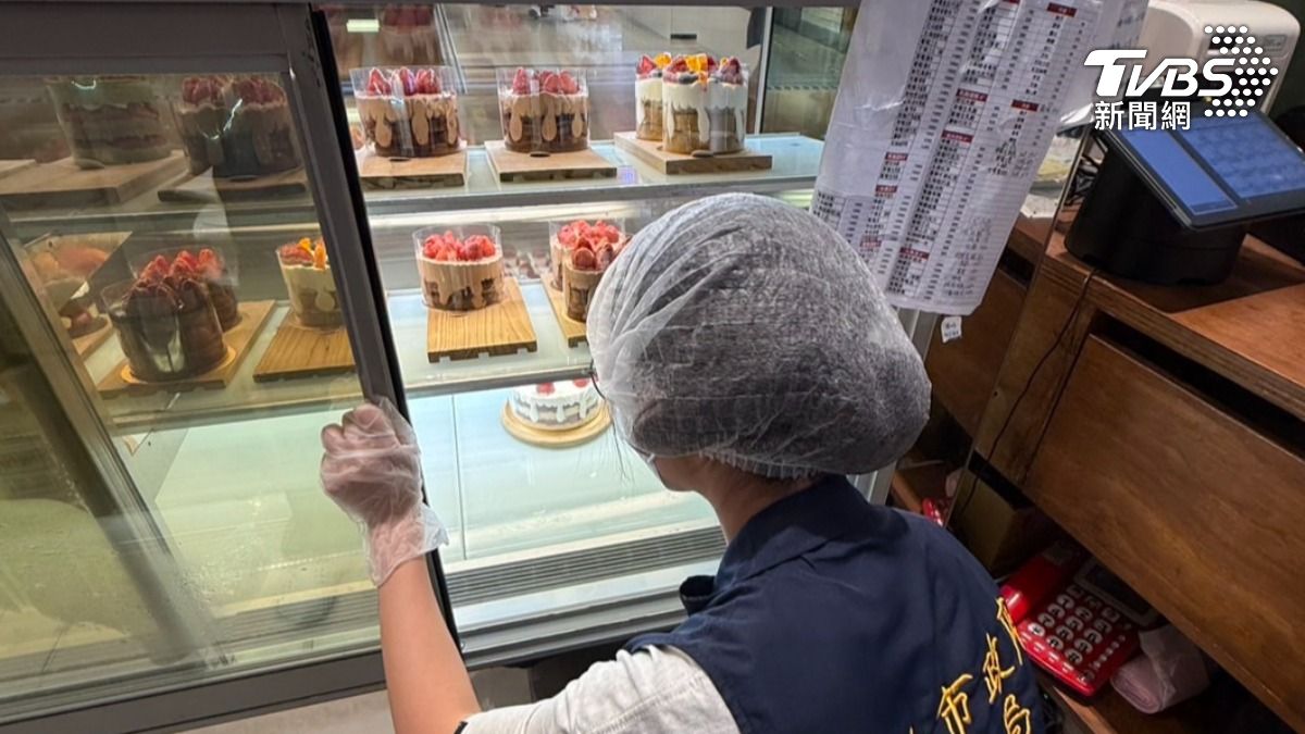 慶生驚見「毛茸茸爛草莓」!高雄網紅蛋糕店又翻車 業者還怪下雨